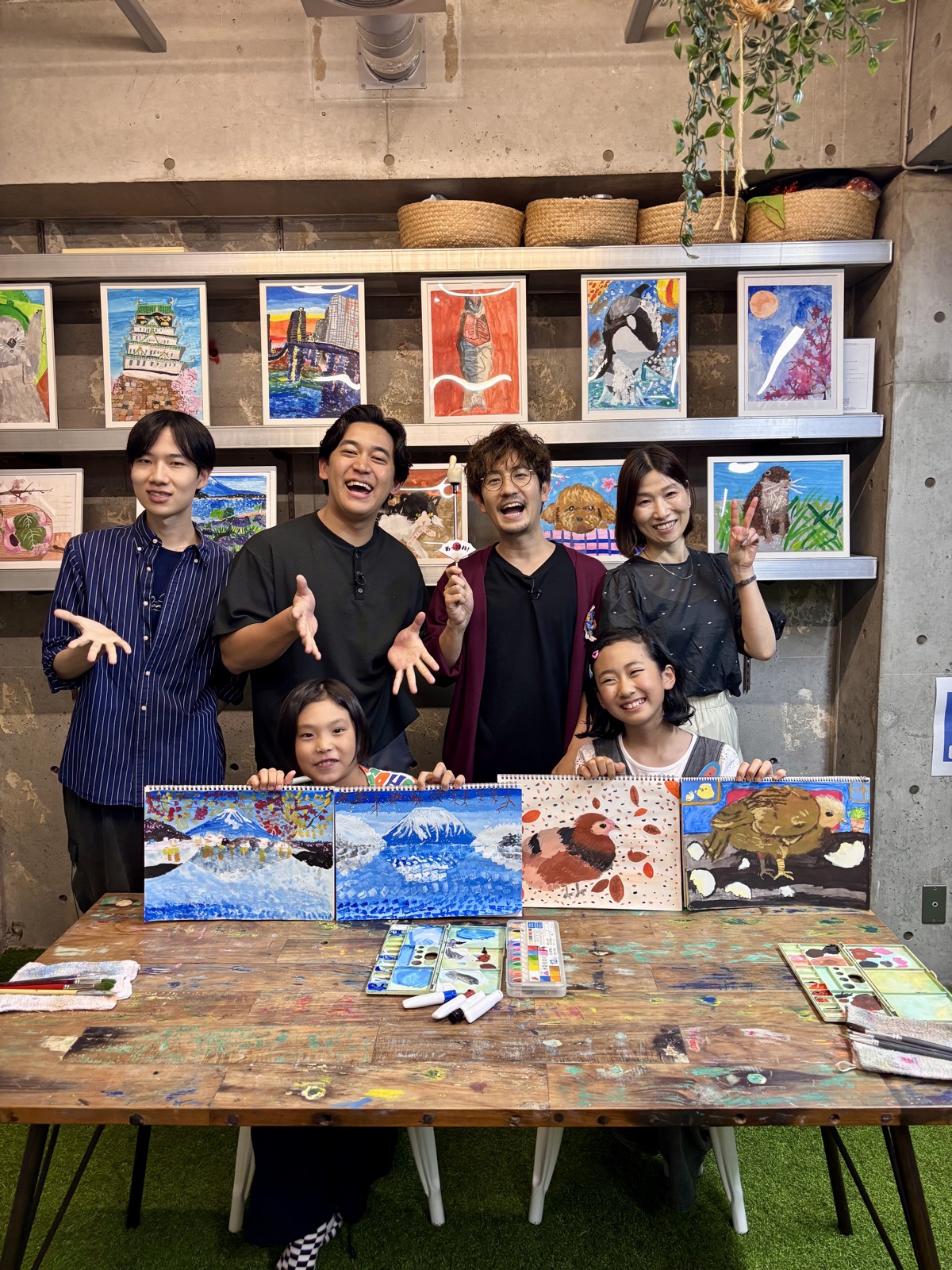 ABCテレビ「おはよう朝日です」収録後の集合写真。山﨑晴太郎さん・出演者のみなさんとアトリエクルールの子どもたち